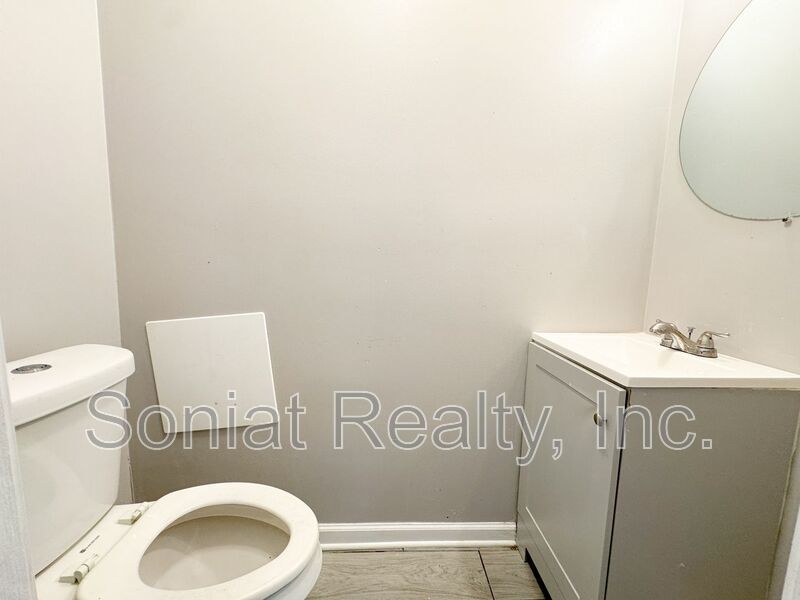 Vouchers Accepted-Large 3 bedroom 2.5 Bath Apartment property image