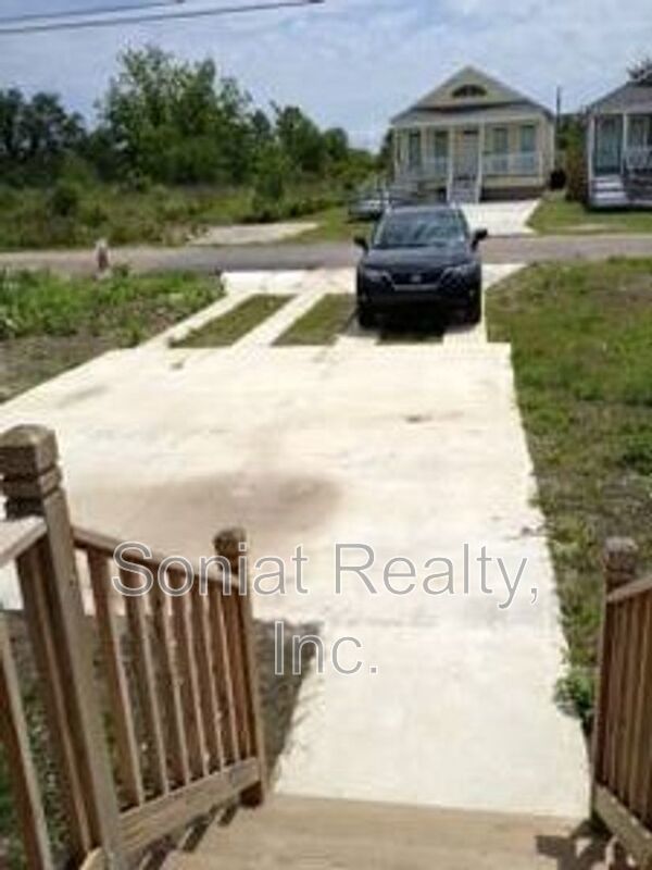 Vouchers Accepted-Lower 9th, with Lake Breezes property image