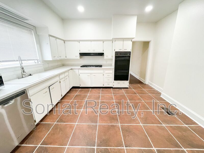 Living at its Finest: Large, Bright Apartment property image