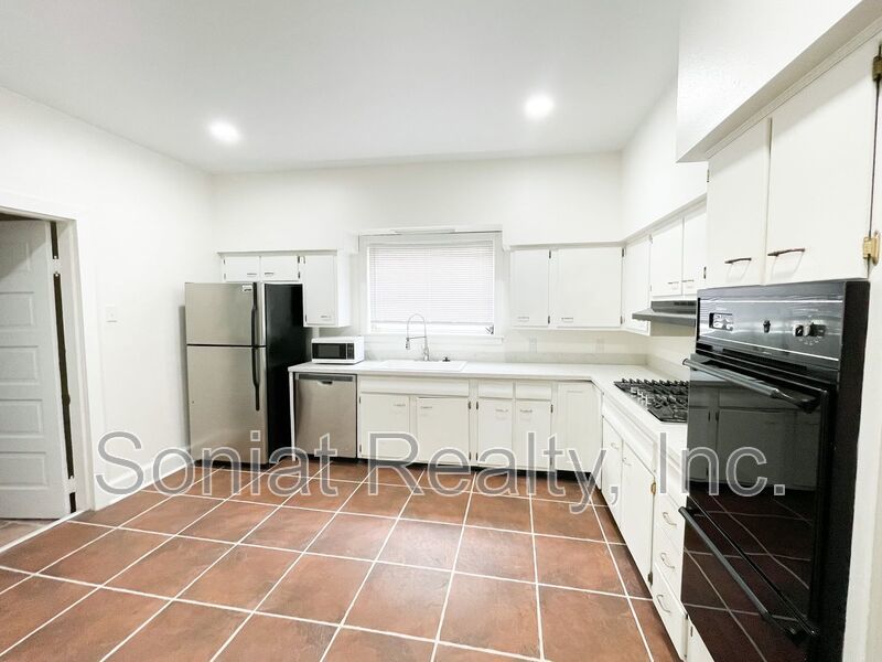 Living at its Finest: Large, Bright Apartment property image