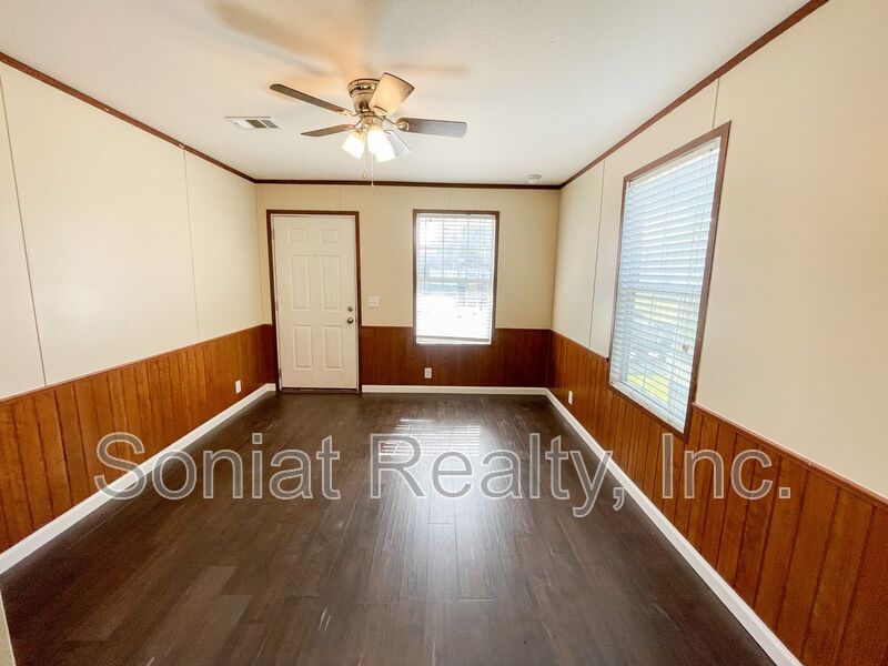 Voucher Accepted- Cozy 3 bedroom 2 bath apartment ready for its next occupant property image