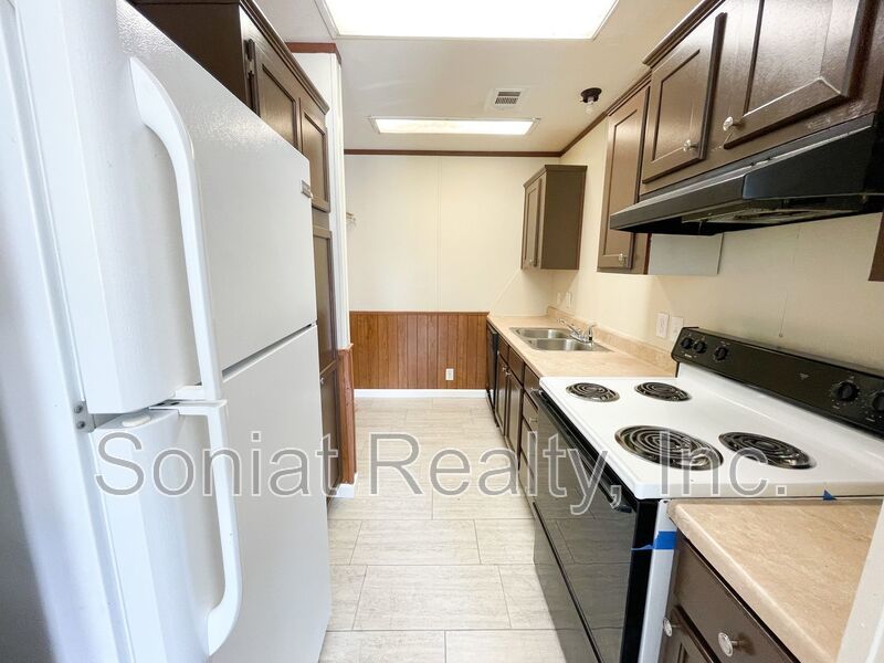 Voucher Accepted- Cozy 3 bedroom 2 bath apartment ready for its next occupant property image
