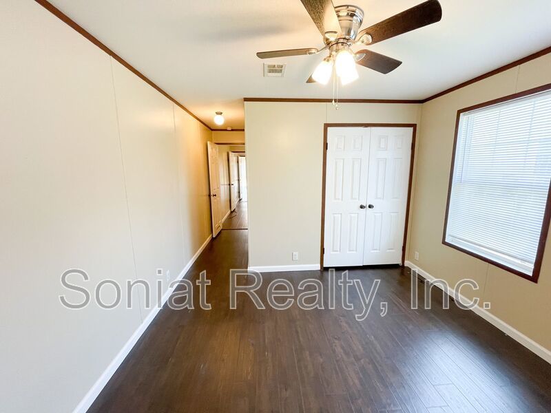 Voucher Accepted- Cozy 3 bedroom 2 bath apartment ready for its next occupant property image