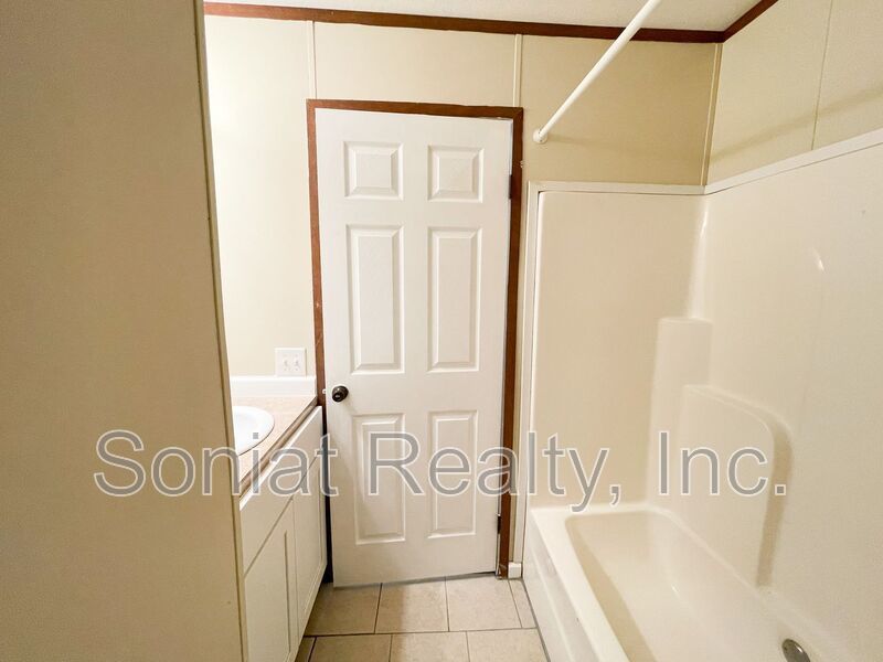 Voucher Accepted- Cozy 3 bedroom 2 bath apartment ready for its next occupant property image