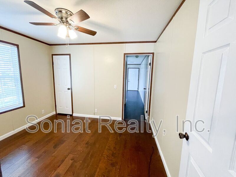 Voucher Accepted- Cozy 3 bedroom 2 bath apartment ready for its next occupant property image