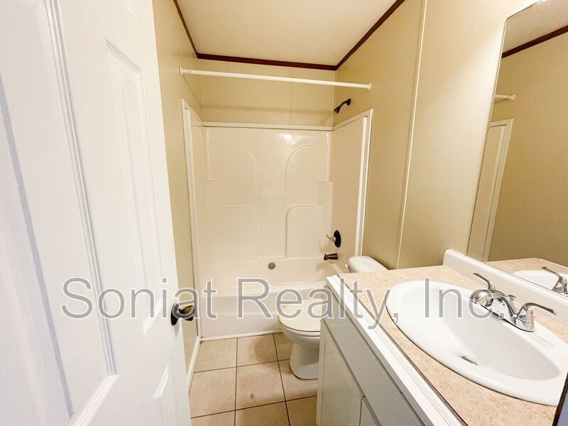 Voucher Accepted- Cozy 3 bedroom 2 bath apartment ready for its next occupant property image