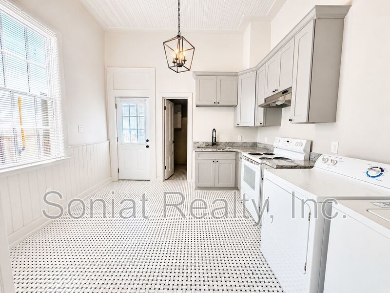 Vouchers Accepted - Beautiful & Recently Renovated 2 Bed / 1 Bath Apartment property image