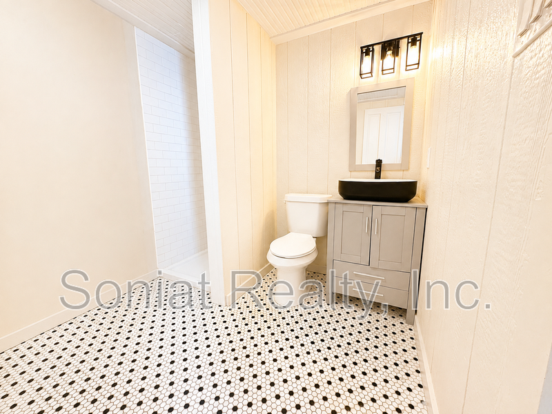 Vouchers Accepted - Beautiful & Recently Renovated 2 Bed / 1 Bath Apartment property image