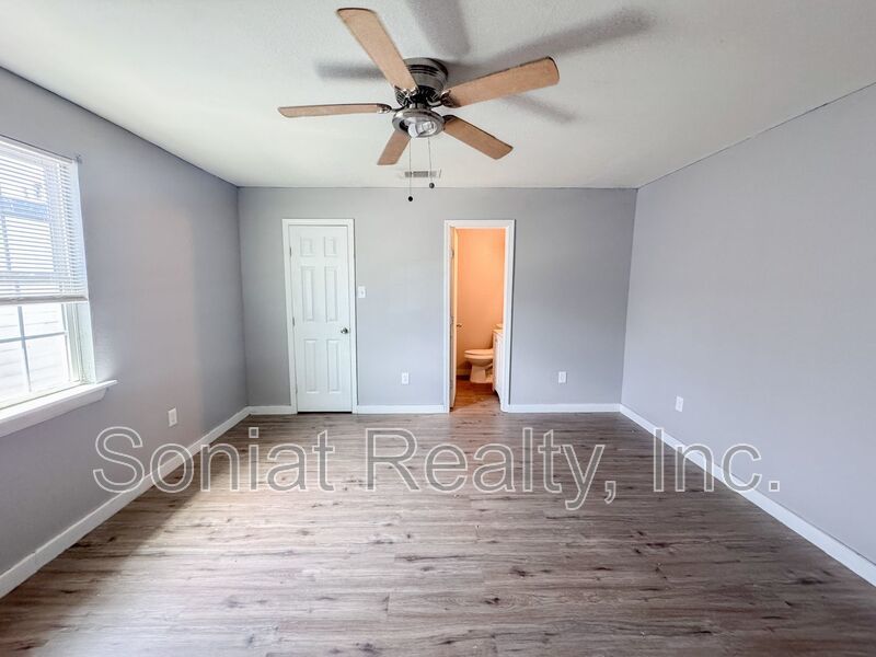 Vouchers Accepted- Room to Breathe: Spacious 3BR Townhome Living property image