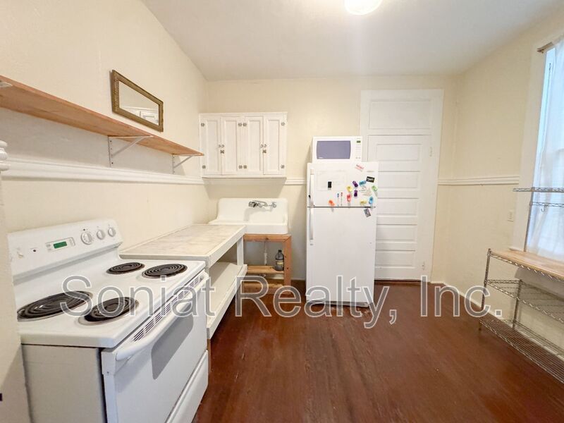 Charming Uptown Shotgun with Spacious Backyard property image