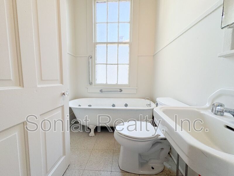 Charming & Spacious 2 bedroom 1 bathroom rental in Mid City (Section 8 Welcome) property image