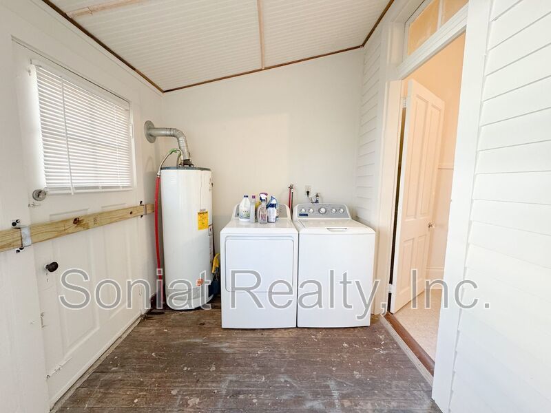 Charming & Spacious 2 bedroom 1 bathroom rental in Mid City (Section 8 Welcome) property image