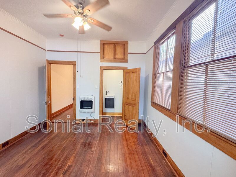 Beautiful 3 Bed 1.5 Bath Near the Fairgrounds property image