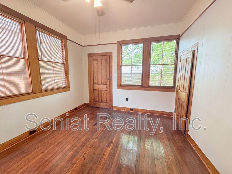 Beautiful 3 Bed 1.5 Bath Near the Fairgrounds property image