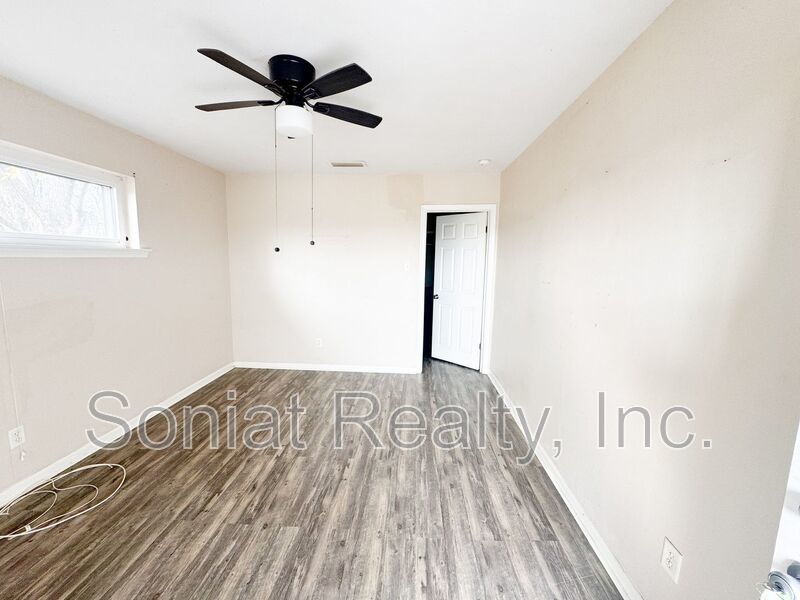 Clean 2 bedroom 1 bath Apartment in Mid City (Section 8 Welcome) property image