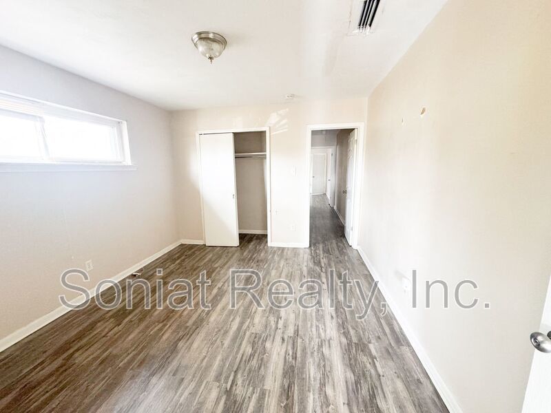 Clean 2 bedroom 1 bath Apartment in Mid City (Section 8 Welcome) property image