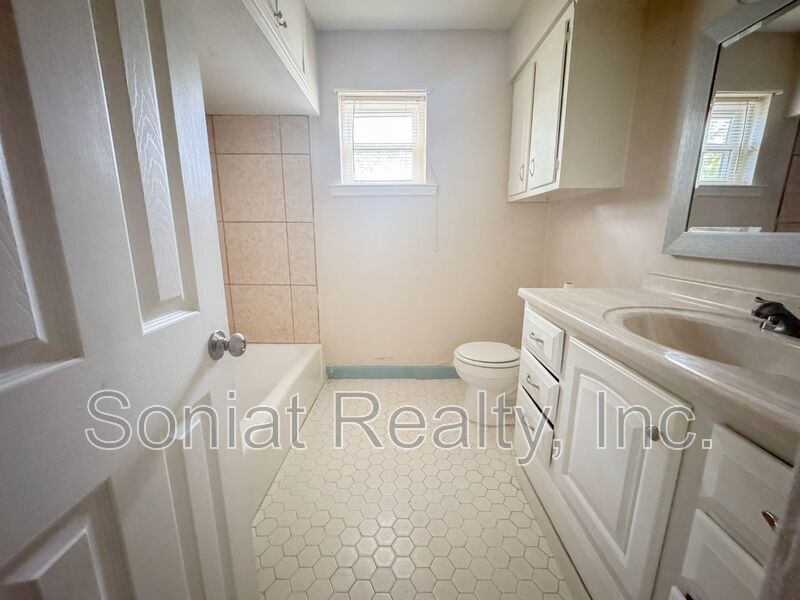 Clean 2 bedroom 1 bath Apartment in Mid City (Section 8 Welcome) property image