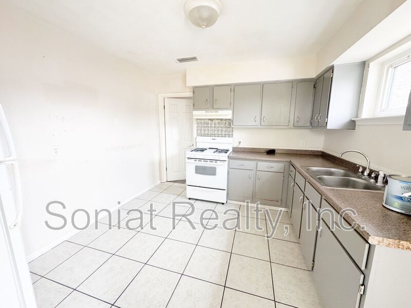 Clean 2 bedroom 1 bath Apartment in Mid City (Section 8 Welcome) property image