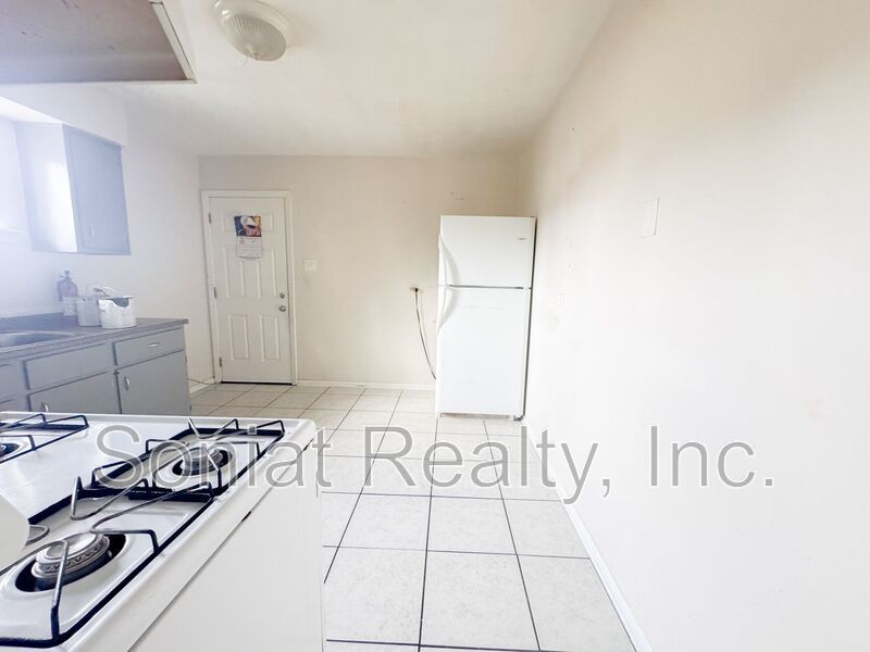Clean 2 bedroom 1 bath Apartment in Mid City (Section 8 Welcome) property image