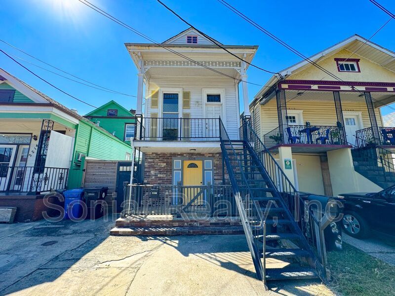 Spacious 2-bedroom 1 bath apartment in a very convenient location in Mid City. property image