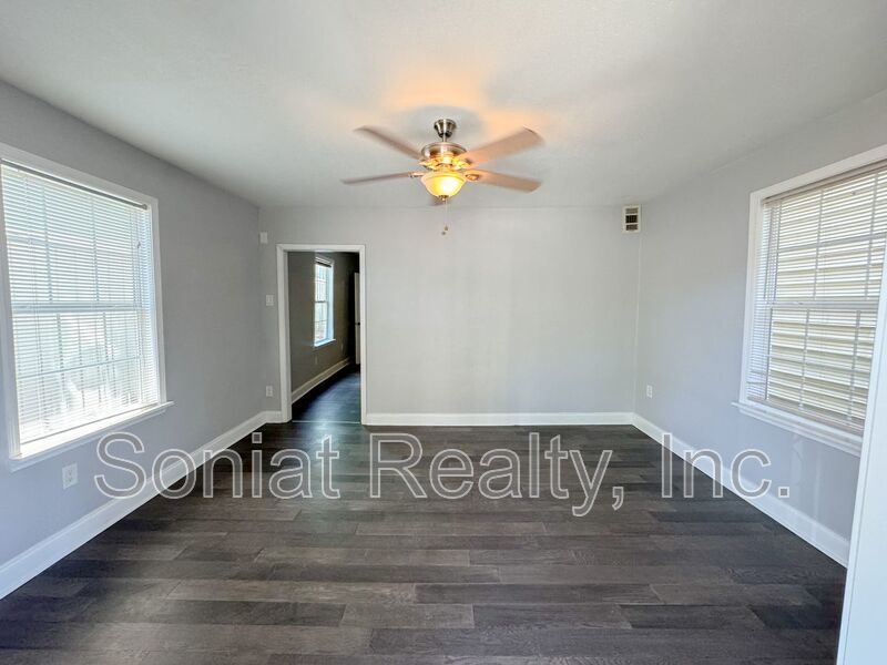 Spacious 2-bedroom 1 bath apartment in a very convenient location in Mid City. property image