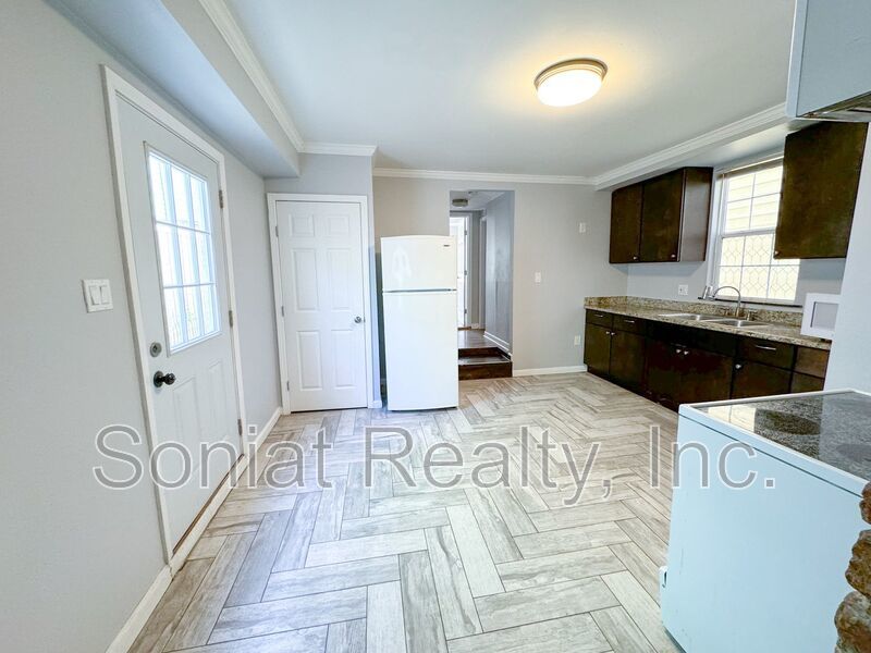 Spacious 2-bedroom 1 bath apartment in a very convenient location in Mid City. property image