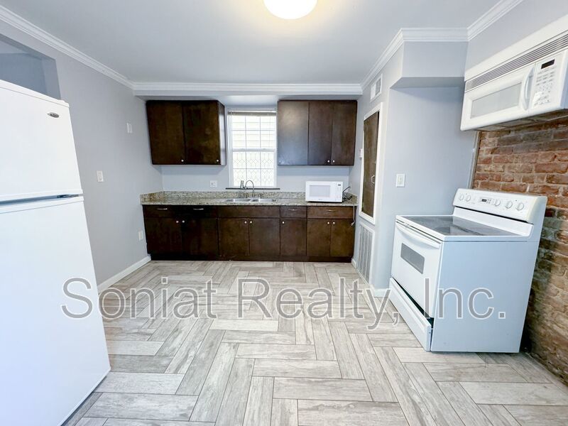 Spacious 2-bedroom 1 bath apartment in a very convenient location in Mid City. property image