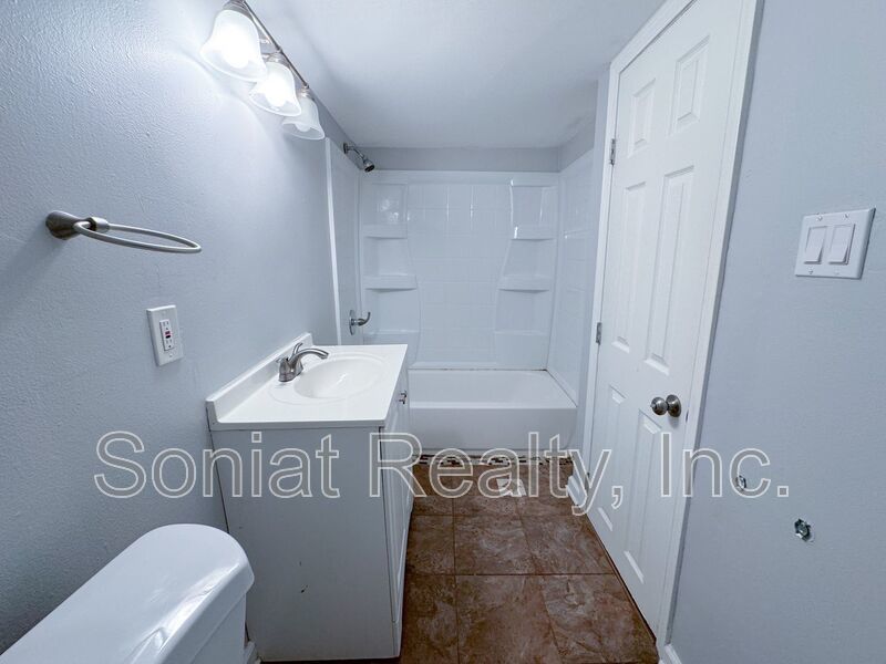 Spacious 2-bedroom 1 bath apartment in a very convenient location in Mid City. property image