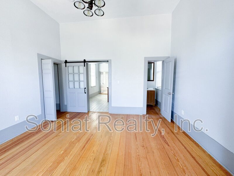 Spacious 2-bedroom 1 bath apartment in a very convenient location in Mid City. property image