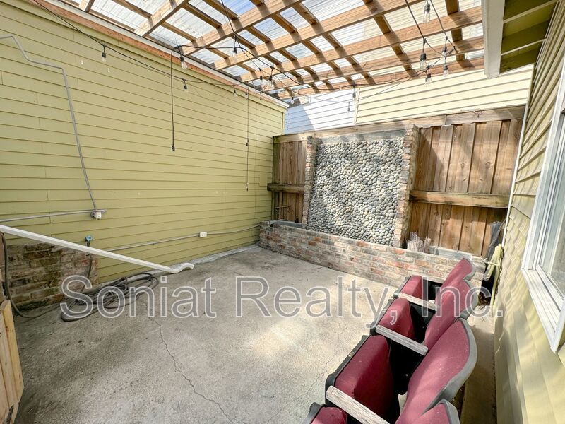 Spacious 2-bedroom 1 bath apartment in a very convenient location in Mid City. property image