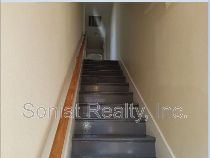 Charming one-bedroom, one-bathroom 2nd floor apartment property image