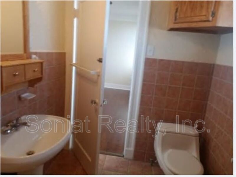 Charming one-bedroom, one-bathroom 2nd floor apartment property image