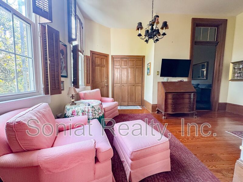 Beautiful Apartment in Garden District (Unfurnished) property image