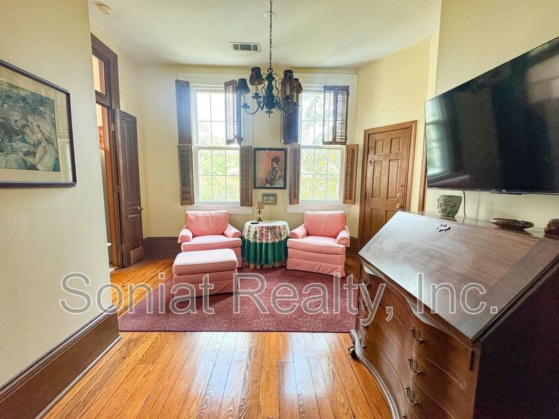 Beautiful Apartment in Garden District (Unfurnished) property image