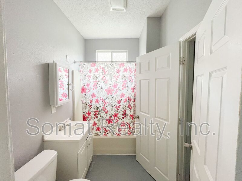 Clean and spacious 3-bedroom 1 bath apartment for rent property image