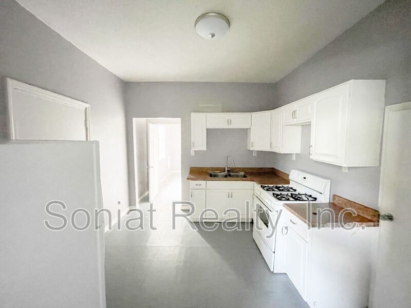 Clean and spacious 3-bedroom 1 bath apartment for rent property image
