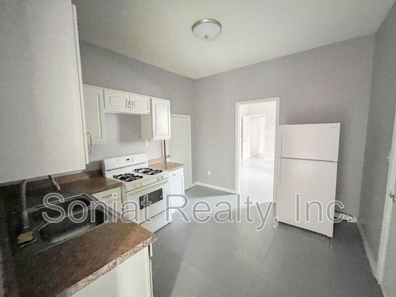 Clean and spacious 3-bedroom 1 bath apartment for rent property image