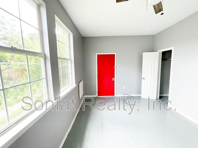 Clean and spacious 3-bedroom 1 bath apartment for rent property image