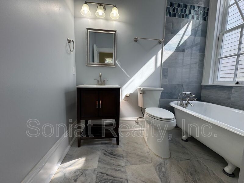 Astonishing 2-bedroom, 2-bath home in the Marigny property image