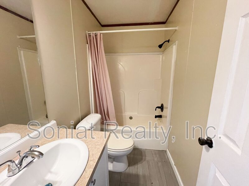 Accepts Vouchers- 3 Bedroom 2 Bath Apartment Home property image
