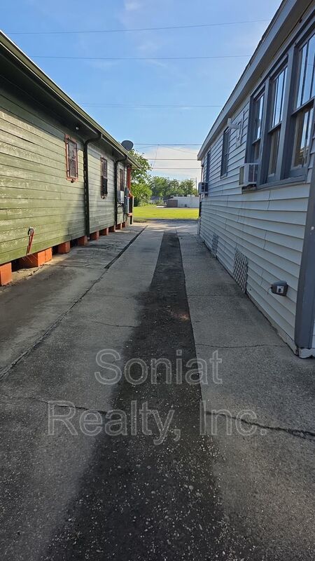 Accepts Vouchers-Single New Orleans East Property Available property image