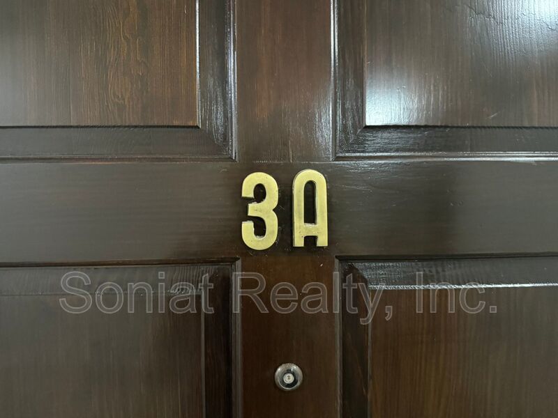 Mid-Term - St. Charles Living - Furnished Condo on the Parade Route w/ Balcony & Parking property image