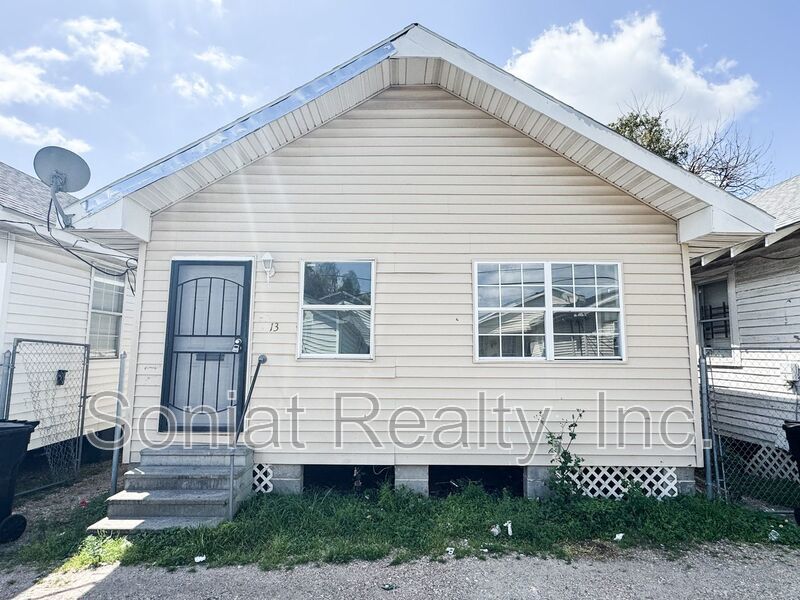 Cute 3 Bedroom 2 Bath Single Family Home property image