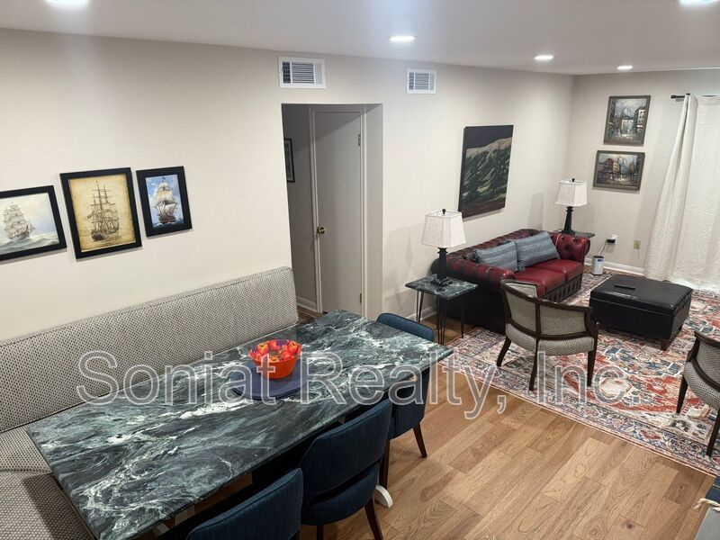 Mid-Term - St. Charles Living - Furnished Condo on the Parade Route w/ Balcony & Parking property image