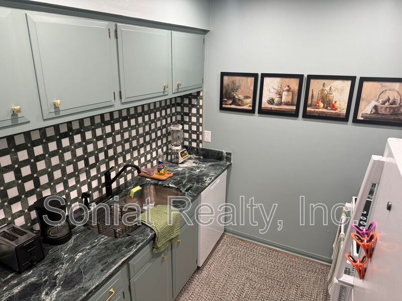 Mid-Term - St. Charles Living - Furnished Condo on the Parade Route w/ Balcony & Parking property image