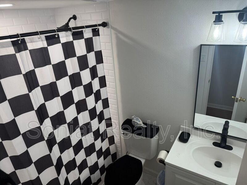 Mid-Term - St. Charles Living - Furnished Condo on the Parade Route w/ Balcony & Parking property image