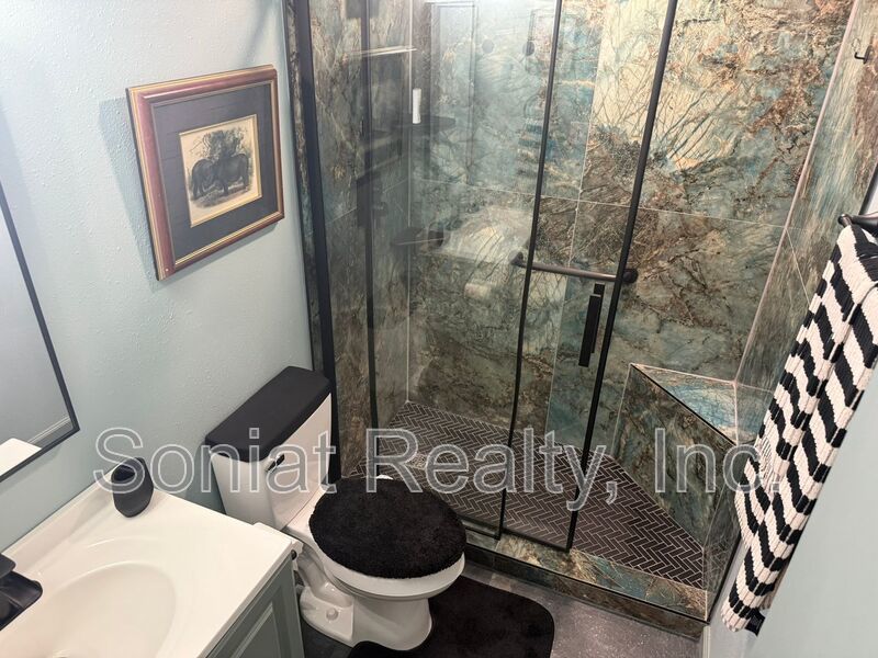 Mid-Term - St. Charles Living - Furnished Condo on the Parade Route w/ Balcony & Parking property image
