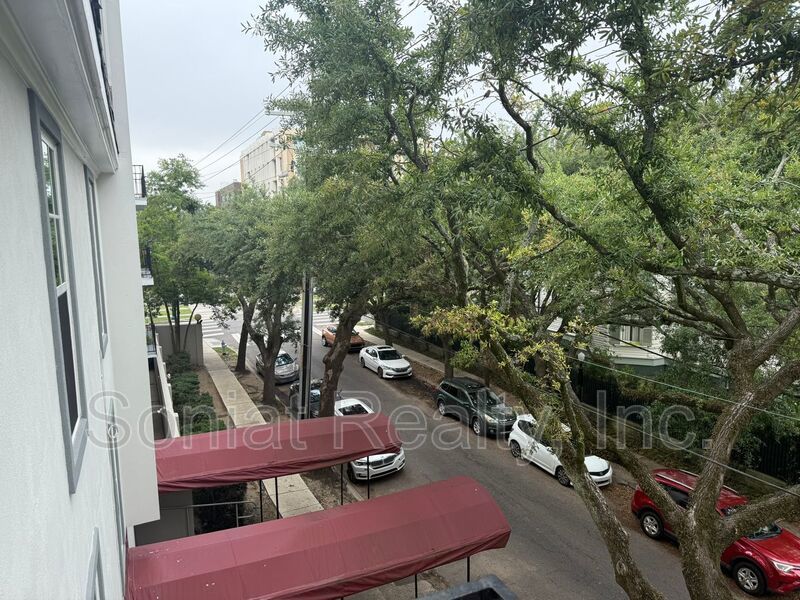 Mid-Term - St. Charles Living - Furnished Condo on the Parade Route w/ Balcony & Parking property image