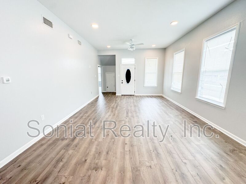 Spacious 3 Bedroom 2 Bath Home (Section 8 Welcome) property image