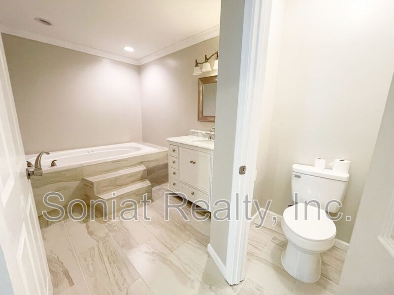 Beautiful 3 Bedroom 2 Bath Apartment property image